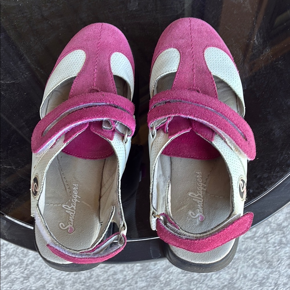Sandbaggers ladies spikeless golf sandals, adjustable Velcro straps. Super cute!